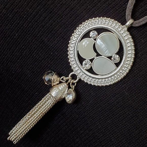 Jewelry - Silvertone, mother of pearl tassle gray necklace